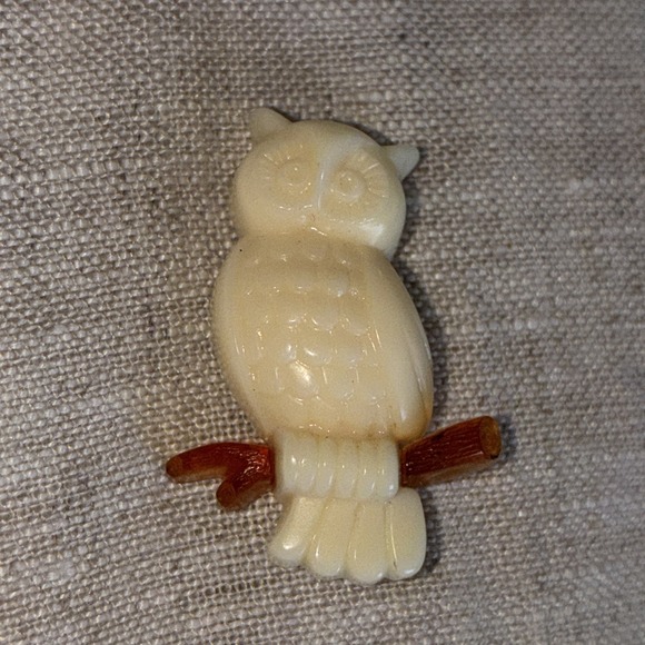 Avon Jewelry - Avon WISE OWL VINTAGE‎ 1940s WHITE PLASTIC PIN BROOCH 1 1/4"